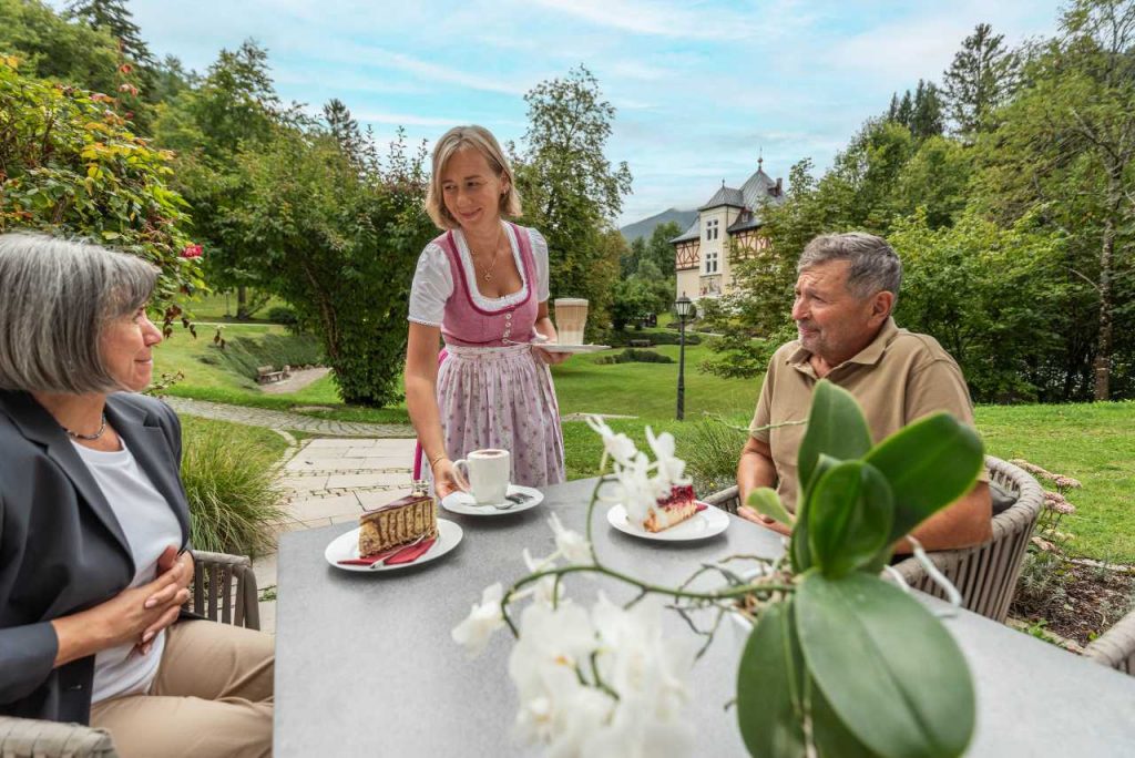 Kaffeetrinken auf der Terrasse